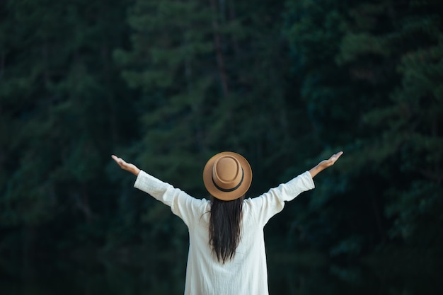 活泼外向型的女人怎么接触 特别开朗的女生喜欢的男生类型